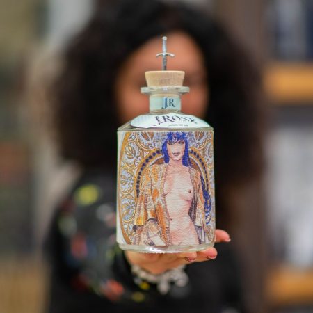 Bottiglia di J.Rose London Dry Gin con etichetta artistica di Milo Manara